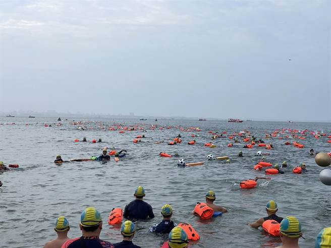 5000公尺泳渡組，從西嶼大菓業魚貫下水，游到對岸的馬公觀音亭上岸。（許逸民攝）