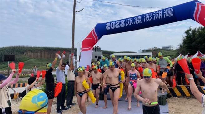 5000公尺泳渡組，在縣府教育處蘇啟昌處長、西嶼鄉公所李添進鄉長，以及前臺北市政府體育局局長現國立體育大學李再立教授共同鳴槍下出發。（許逸民攝）