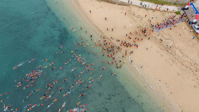 泳渡澎湖灣選手下海橫渡。（澎湖縣政府提供／許逸民澎湖傳真）