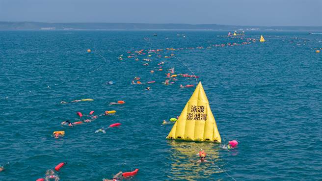 選手泳渡澎湖灣，欣賞無敵海景。（澎湖縣政府提供／許逸民澎湖傳真）