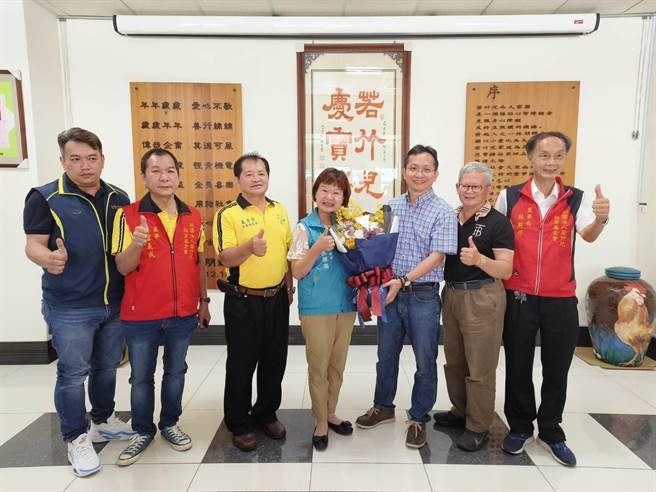 知名餐饮集团总经理、名作家吴家德今天到嘉义分享新书，为若竹儿募款。（廖素慧摄）