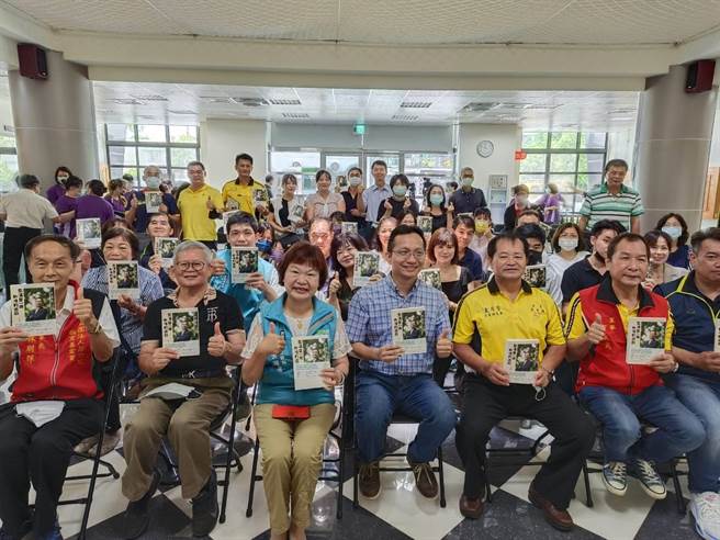 知名餐饮集团总经理吴家德在若竹儿基金会分享新书。（廖素慧摄）