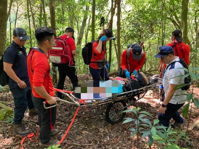 一名約76歲的男登山客在唐麻丹山登山步道突然意識不清急需救護，消防局隨即派遣谷關分隊、和平分隊的3車、7人前往救援。（台中市消防局提供／馮惠宜台中傳真）