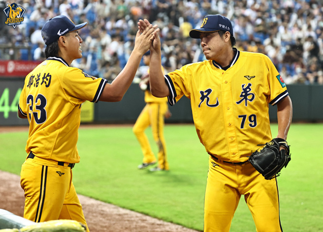 中信兄弟郑浩均（左）感谢谢荣豪（右）化解失分危机。（中信兄弟提供）