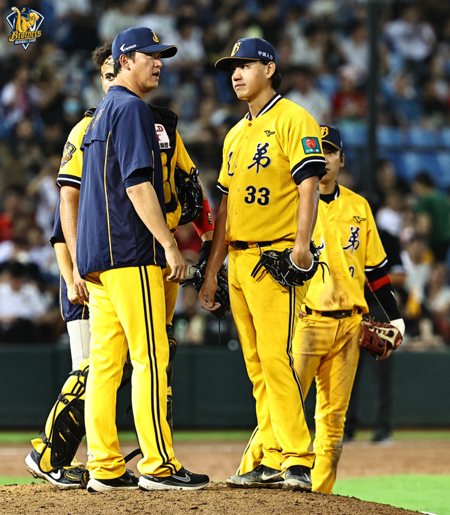 中信兄弟投手教练王建民（左）上前喊暂停，鼓励投手郑浩均。（中信兄弟提供）