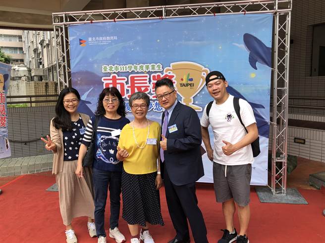 台北市南华高中毕业生简绵华（右3）今年73岁，是台北市最年长的市长奖得主。（南华高中提供）