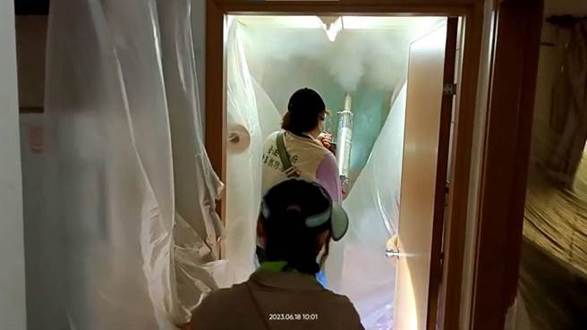 台南市登革熱疫情燒不停，防治中心也持續進行戶內化學防治作業。（登革熱防治中心提供／洪榮志台南傳真）
