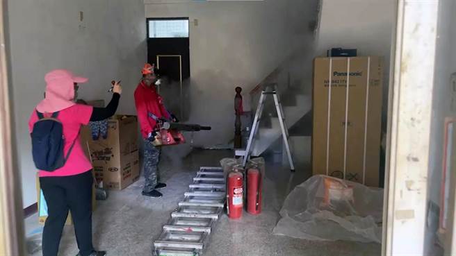 台南市登革熱疫情燒不停，防治中心也持續進行戶內化學防治作業。（登革熱防治中心提供／洪榮志台南傳真）