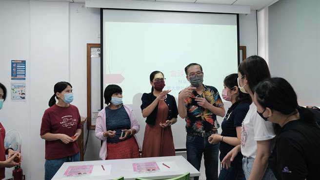 桃园开办新住民生活适应班，并加入「新住民辅导员」一起陪伴学员。(社会局提供／蔡依珍桃园传真)