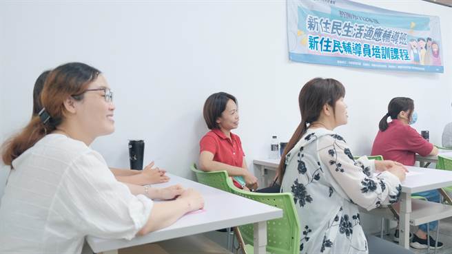 桃园开办新住民生活适应班，并加入「新住民辅导员」一起陪伴学员。(社会局提供／蔡依珍桃园传真)