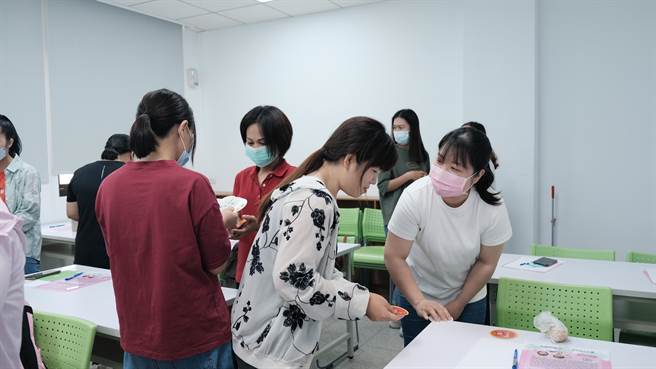 桃园开办新住民生活适应班，并加入「新住民辅导员」一起陪伴学员。(社会局提供／蔡依珍桃园传真)