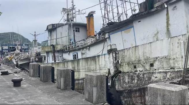 却传出有多达30余艘閒置渔船早已破烂不堪仍霸占南方澳渔港，影响渔民和渔船的进出，严重破坏渔港的美观。（民眾提供／吴佩蓉宜兰传真）