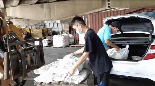 每年汛期从5月起至11月底，防大雨导致淹水，各公所会视情形提供防汛专用砂包让民眾取用。（桃园市水务局提供／陈梦茹桃园传真）