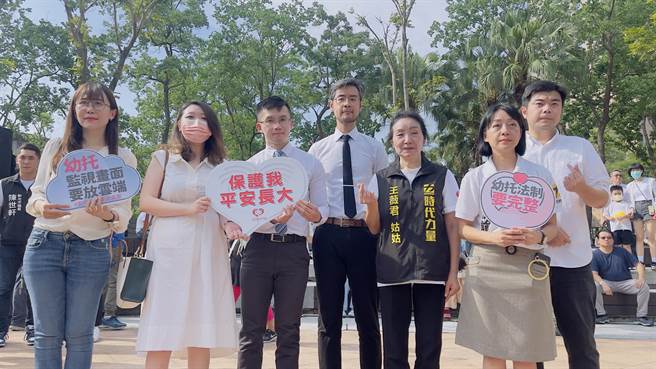 中华民国儿童权益促进协会创会理事长王薇君、立委王婉谕等人共同举办「不药伤害我的孩子」活动。（吕健豪摄）