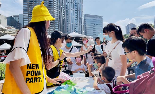 现场许多家长带小孩一起参加。（吕健豪摄）