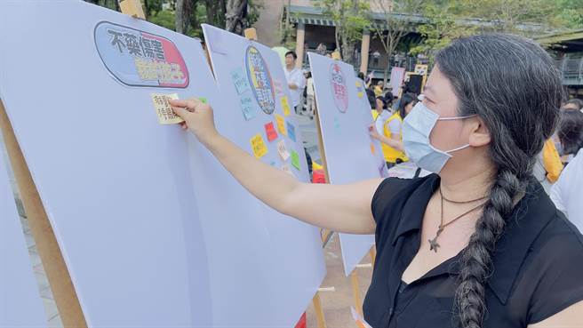家长在小纸条上写下诉求，贴在活动现场的看板上。（吕健豪摄）