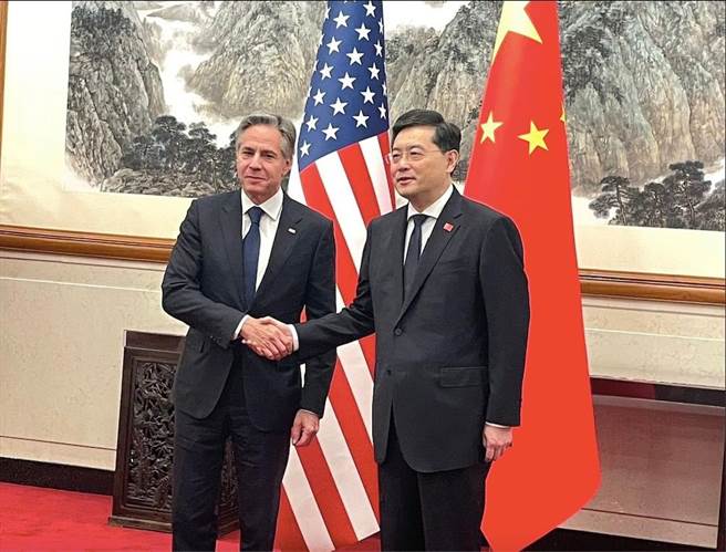 2023年6月18日，美国国务卿布林肯（左）和中国大陆外交部长秦刚在北京钓鱼台国宾馆举行会谈前握手。（央视新闻）