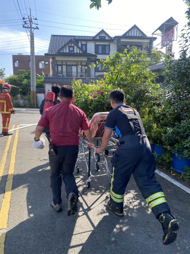消防人员协助伤患送医。（民眾提供／李京升苗栗传真）