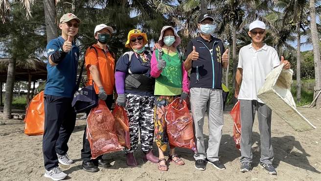 響應國家海洋日，台東縣串連南北2地舉辦淨灘活動，共清理出776公斤海廢。（台東縣政府提供／蕭嘉蕙台東傳真）