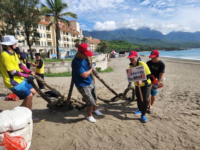 台東縣水中運動訓練協會共襄盛舉，希望以己之力善盡地球公民義務。（台東縣政府提供／蕭嘉蕙台東傳真）
