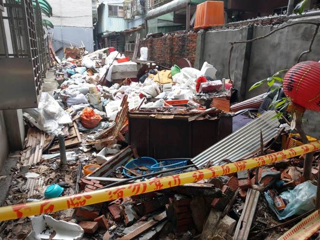 空地原先遭占用，造成大量垃圾堆积。（三重区公所提供）