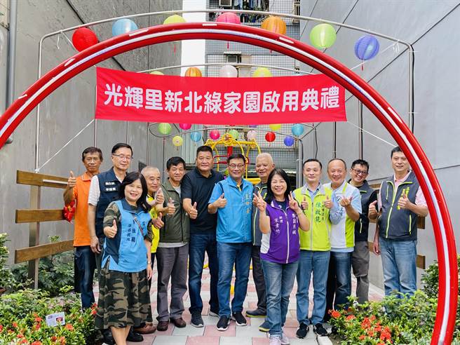 经过改善、规画后，空地摇身一变成为社区小公园。（三重区公所提供）