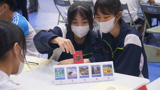 嘉义市第1届市长杯金融战略王竞赛，学生玩桌游学习国际金融。（嘉义市政府提供／廖素慧嘉市传真）