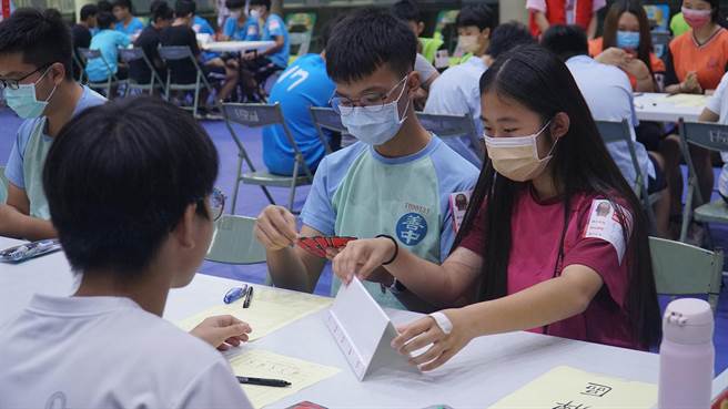 嘉义市第1届市长杯金融战略王竞赛，学生聚精会神。（嘉义市政府提供／廖素慧嘉市传真）