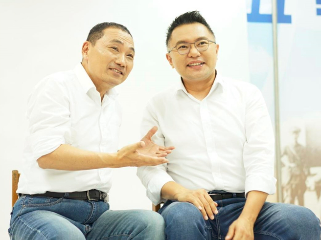 張斯綱(右)點出侯友宜(左)當前急需解決的問題，為同黨2024總統參選人加油打氣。（示意圖／取自張斯綱臉書）