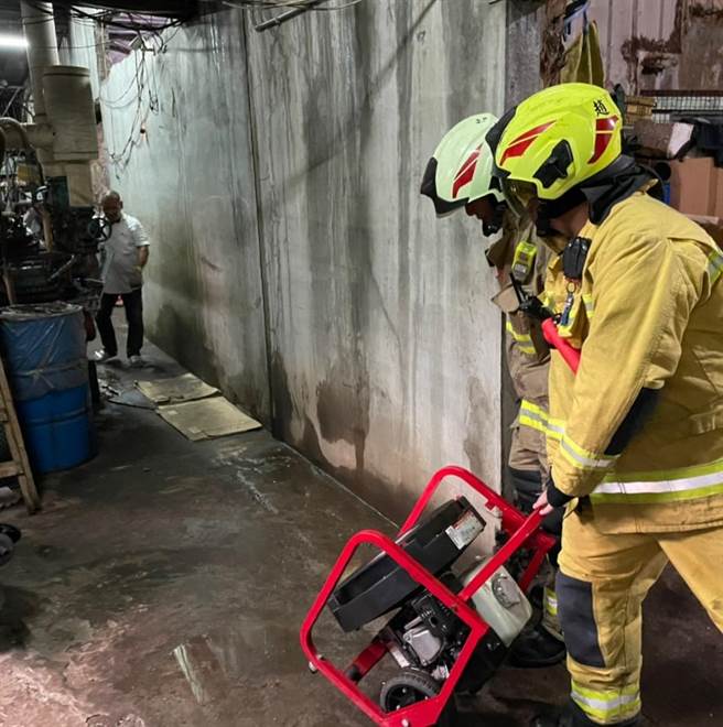 基隆市信义区18日下午发生氨气外泄意外，消防局迅速赶到现场，顺利关闭泄露管道。（基隆市消防局提供／张志康基隆传真）