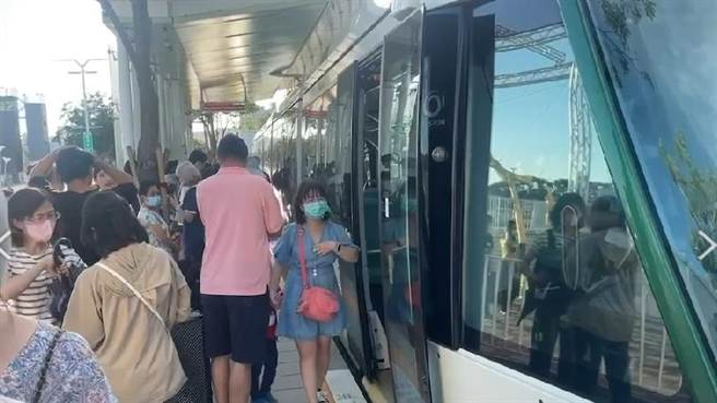 高雄轻轨18日下午5点多行驶在C10光荣码头至C13驳二蓬莱路段时，突然跳电，整列轻轨列车无法运行。（民眾提供／杨舒婷高雄传真）