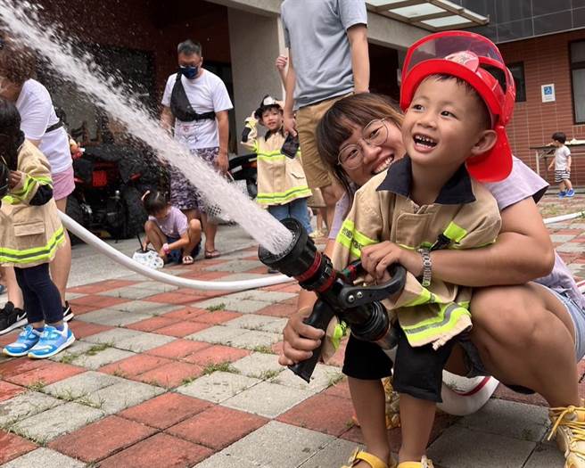 台南市鹽水區親子悠遊館今天邀請24個家庭，組成親子團至鹽水消防分隊體驗「我是小小消防員」活動。（台南市消防局第一大隊提供／張毓翎台南傳真）