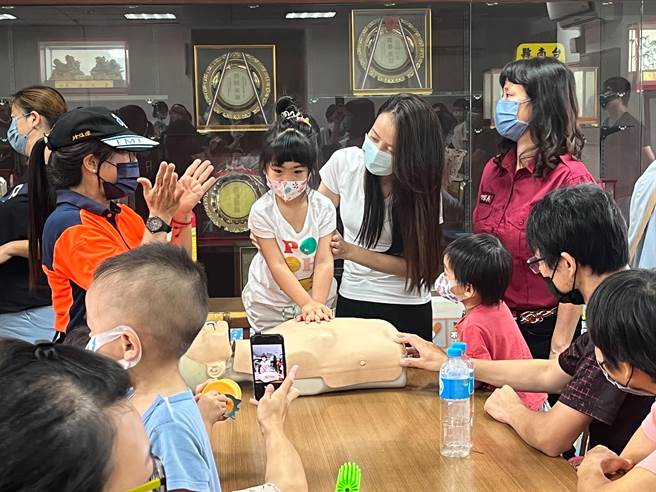台南市鹽水區親子悠遊館今天邀請24個家庭，組成親子團至鹽水消防分隊體驗「我是小小消防員」活動。（台南市消防局第一大隊提供／張毓翎台南傳真）