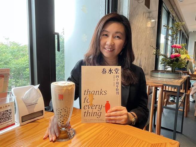 迈入40年的春水堂，今年出版了「春水堂40周年特刊」，分享多年来的创业故事、人才培育、专业调茶、经营心法，以及老顾客的回馈。（春水堂提供／冯惠宜台中传真）