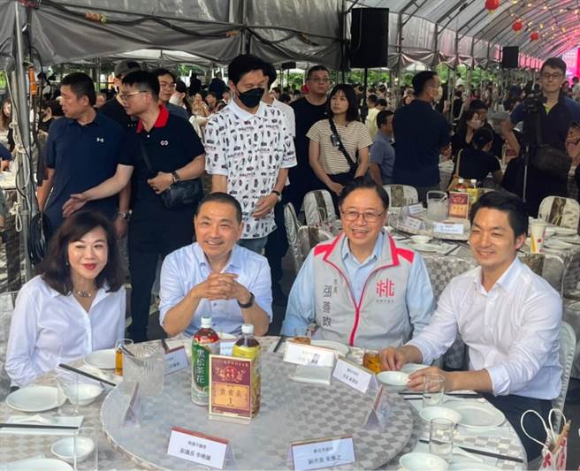 基隆市副市长邱佩琳（左至右）、新北市长侯友宜、桃园市长张善政及台北市长蒋万安今在桃园闽南文化节总铺师办桌活动合体出席。（陈梦茹摄）