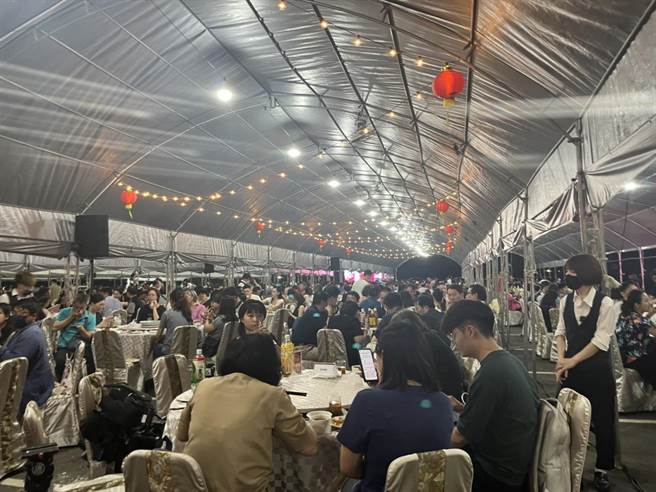 桃园闽南文化节系列活动日前开跑，总舖师办桌活动今晚登场，现场席开100桌。（陈梦茹摄）