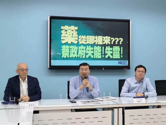 蓝营邀阳明交通大学药物科学院教授康照洲(左)、小儿神经科医师陈泰亨(右)等说明喂药案检验真相。（国民党团提供）