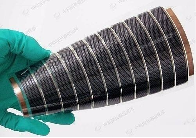 由日本发明钙钛矿光伏电池前景看好，但目前这种轻薄可弯曲新型光伏电池的量产却遭中国垄断，占据全球8成以上的产量。（图／中国科学院应用化学所）