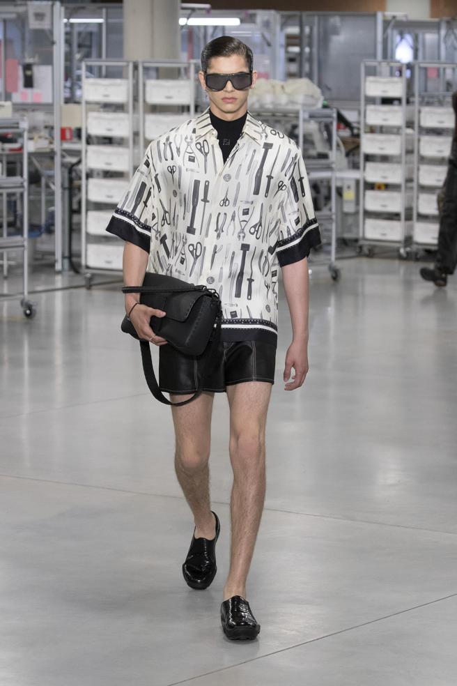 Fendi 2024春夏男装系列服装运用工具印花、格线、量尺等，向工匠致意。（Fendi提供）