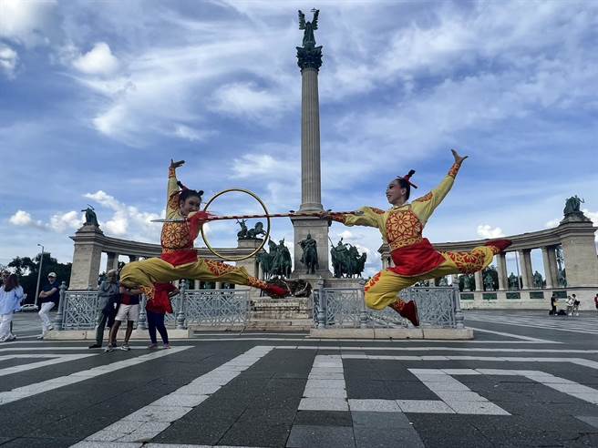 纸风车剧团于匈牙利时间6月17日在当地快闪演出。（纸风车剧团提供）
