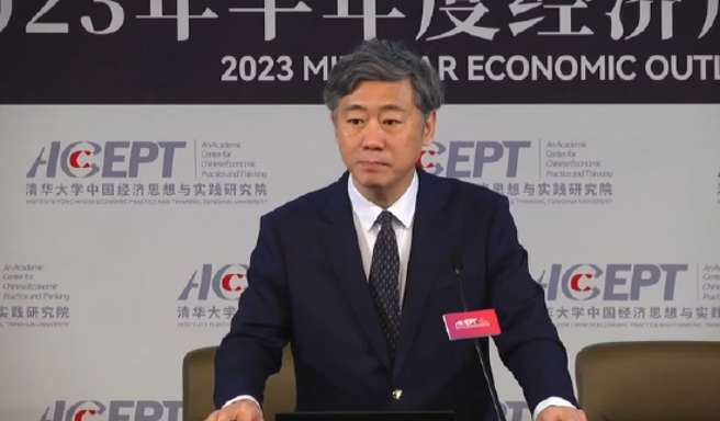 清华大学教授李稻葵说，中国到2050年人力资源的总量会高达14.66亿，仍然是世界第一，所以不能把经济的下滑推给人口。（图／新浪网）