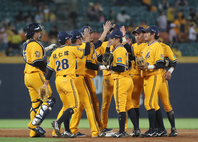 中信兄弟18日击败富邦悍将，近期打出9连不败气势。（郑任南摄）