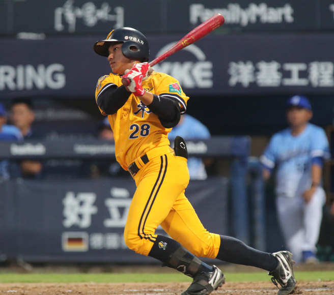 中信兄弟张仁玮。（郑任南摄）