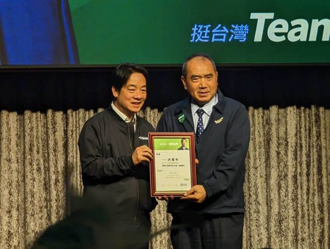 洪團樟（右）5月中旬才從賴清德（左）手中接下「信賴之友會」榮譽顧問一職。（張志康攝）