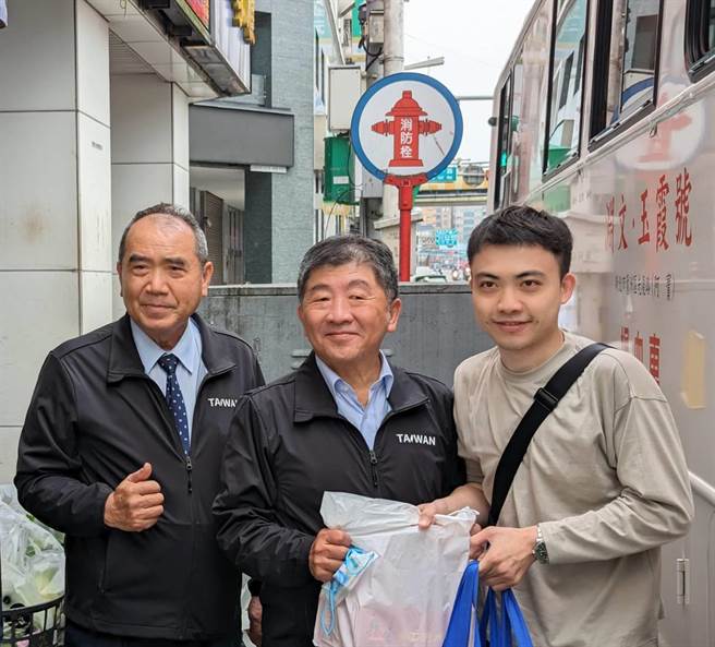 小英之友會5月中旬在基隆舉辦捐血活動，洪團樟（圖左）就站在小英之友會全國榮譽總會長陳時中（圖中）身邊。（張志康攝）