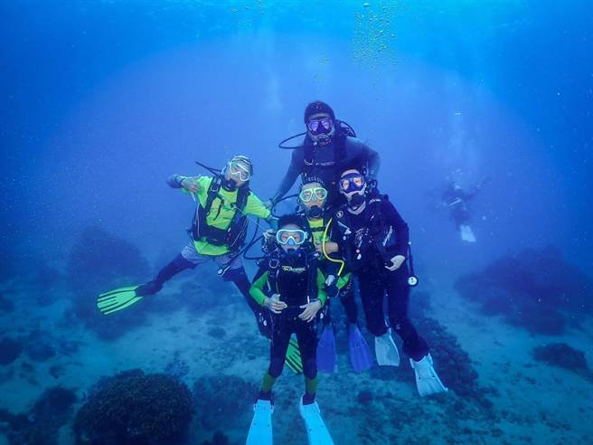 巧遇綠蠵龜的海中畢業典禮，屏東讓學生永生難忘。（摘自周春米臉書）
