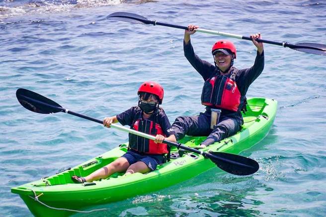 巧遇綠蠵龜的海中畢業典禮，屏東讓學生永生難忘。（摘自周春米臉書）