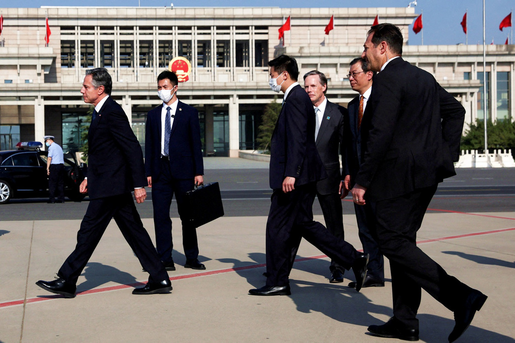 美国国务卿布林肯（Antony Blinken）18日搭机抵达北京后由中国大陆外交部北美大洋洲司司长杨涛接机，让部分观察人士猜测他被「羞辱」。（图／路透社）(photo:ChinaTimes)