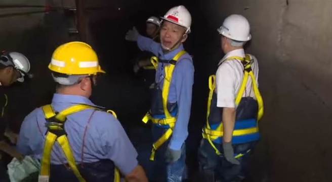 韓國瑜(中)市長任內曾親自視察下水道清淤，林珍羽直批陳其邁，該處理的要處理。（圖／取自韓國瑜臉書）