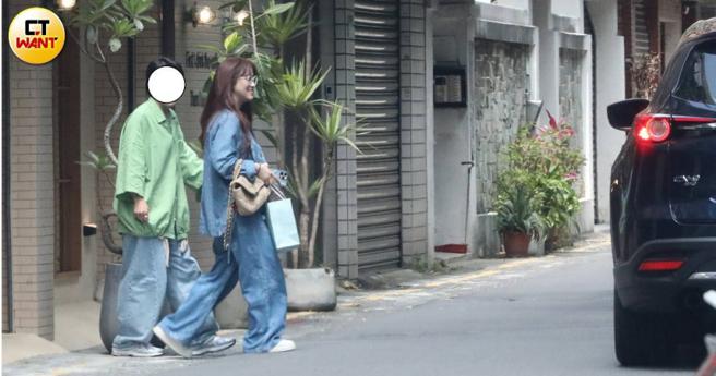 Sandy有說有笑地從髮廊走出來。（圖／本刊攝影組）